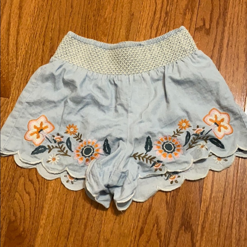 FLOWY FLORAL SHORTS